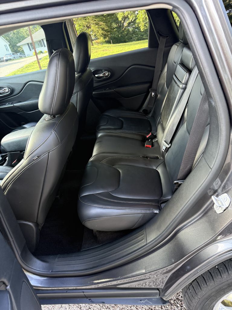 Photo 12 of this JEEP CHEROKEE