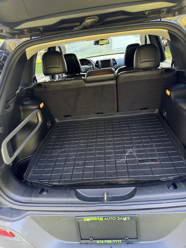 Photo 13 of this JEEP CHEROKEE