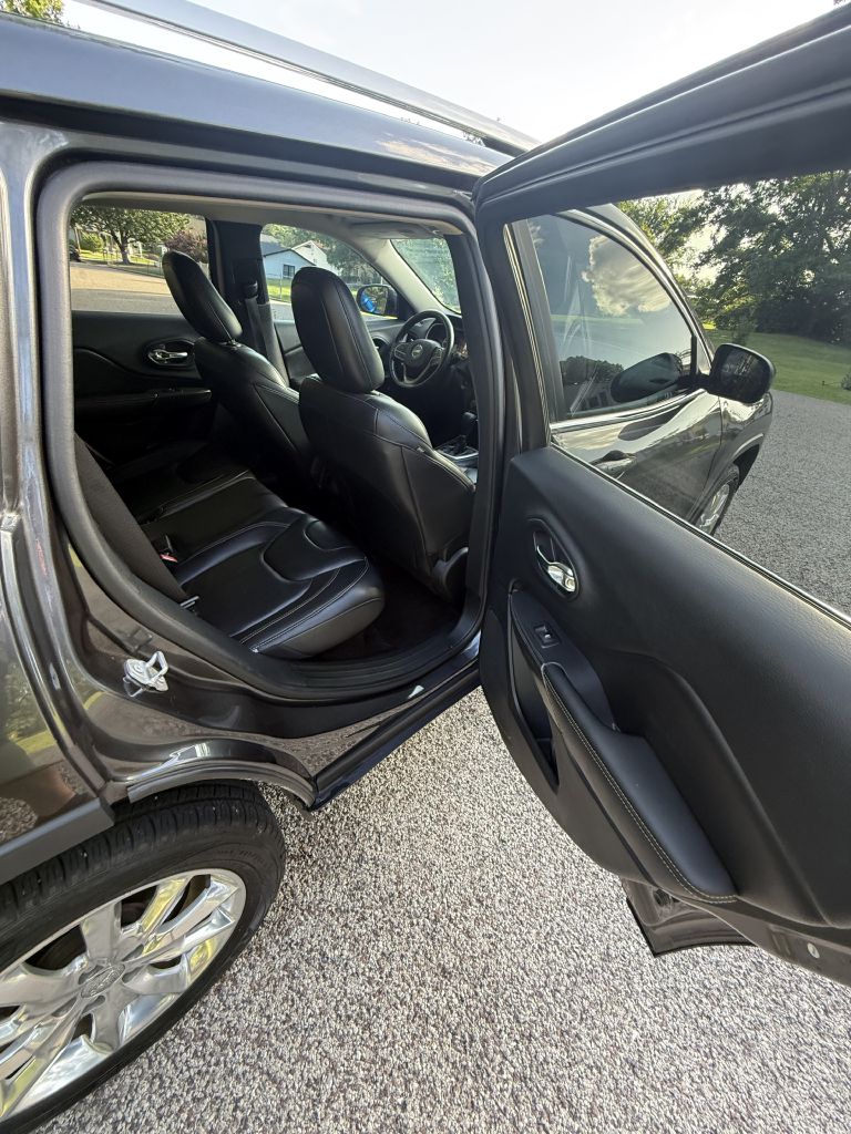 Photo 15 of this JEEP CHEROKEE