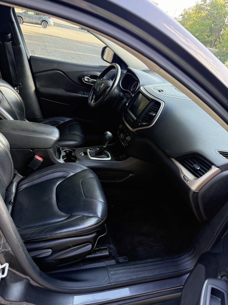 Photo 18 of this JEEP CHEROKEE