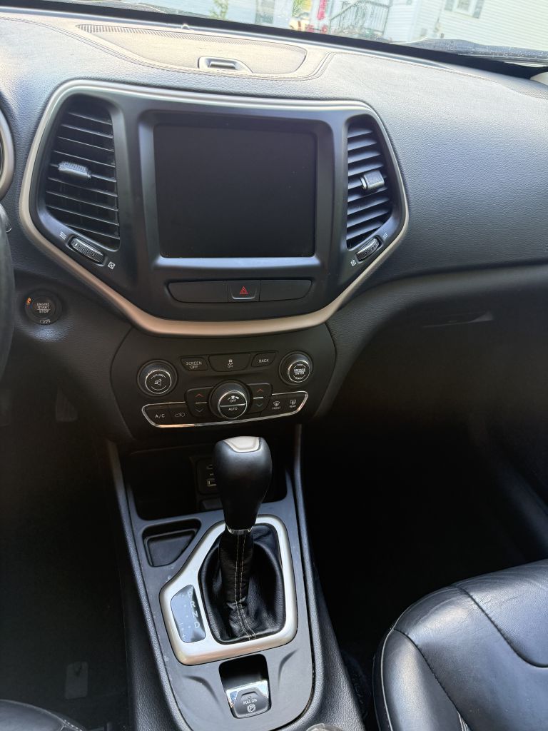 Photo 19 of this JEEP CHEROKEE