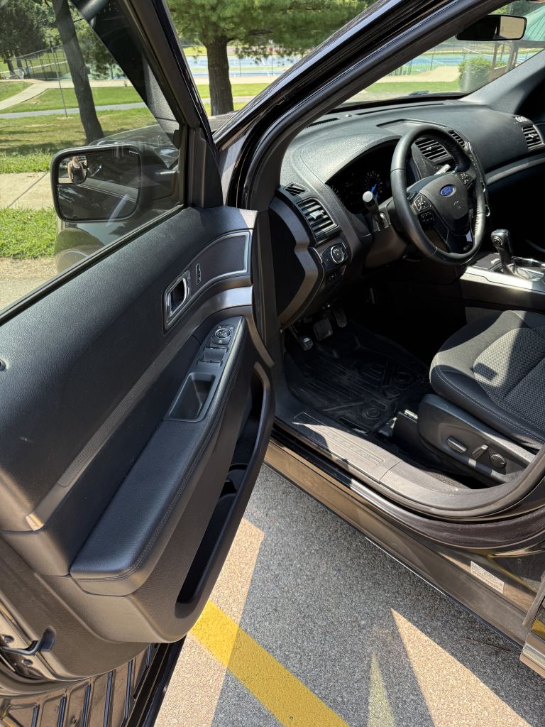 Photo 9 of this FORD EXPLORER