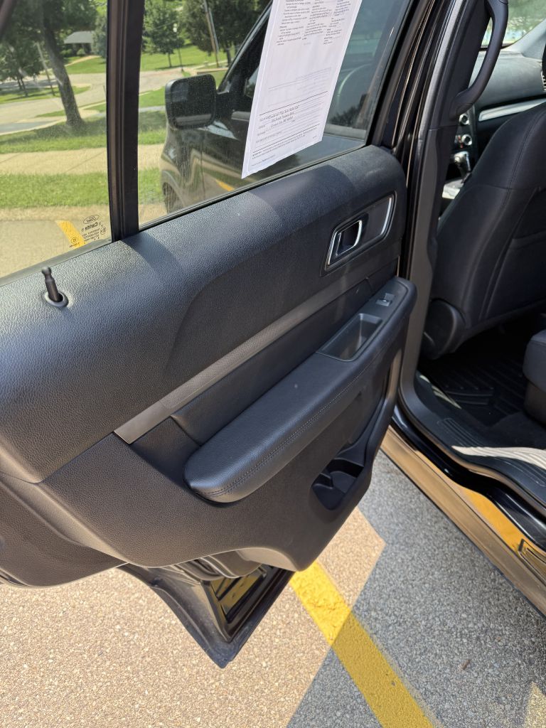Photo 11 of this FORD EXPLORER