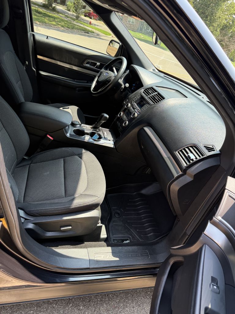Photo 17 of this FORD EXPLORER
