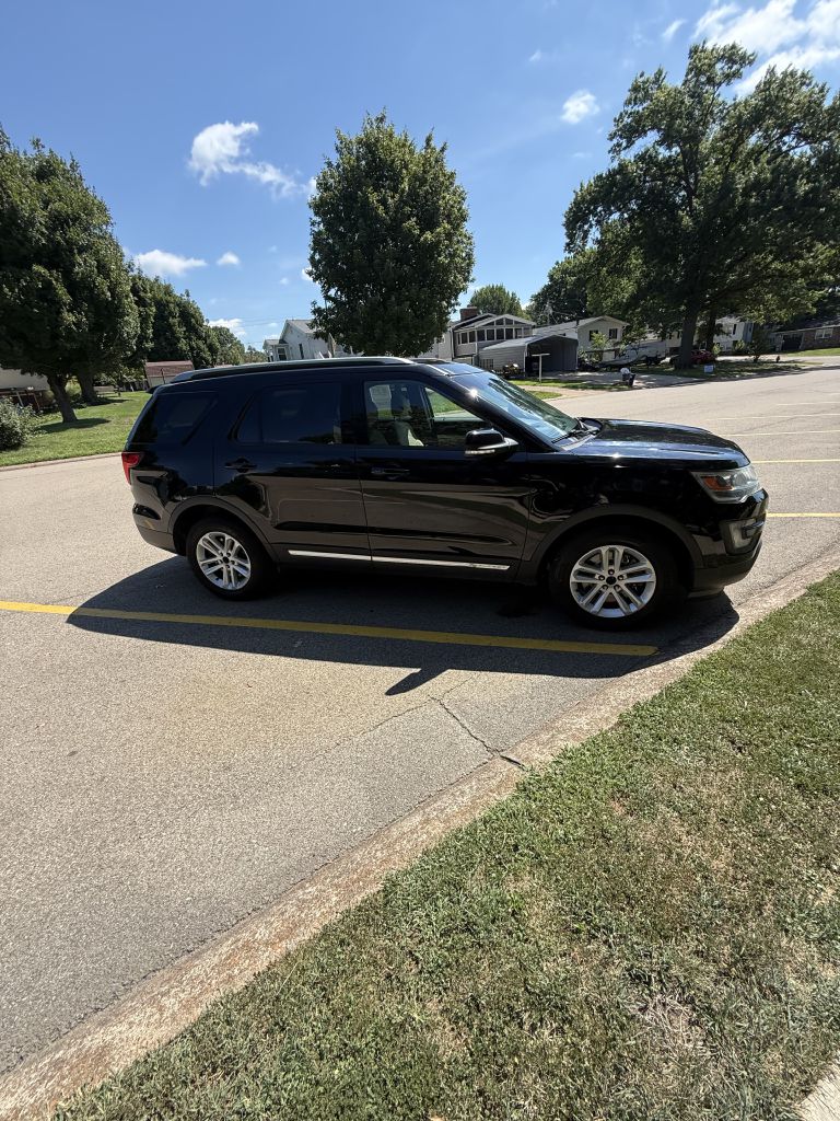 Photo 4 of this FORD EXPLORER