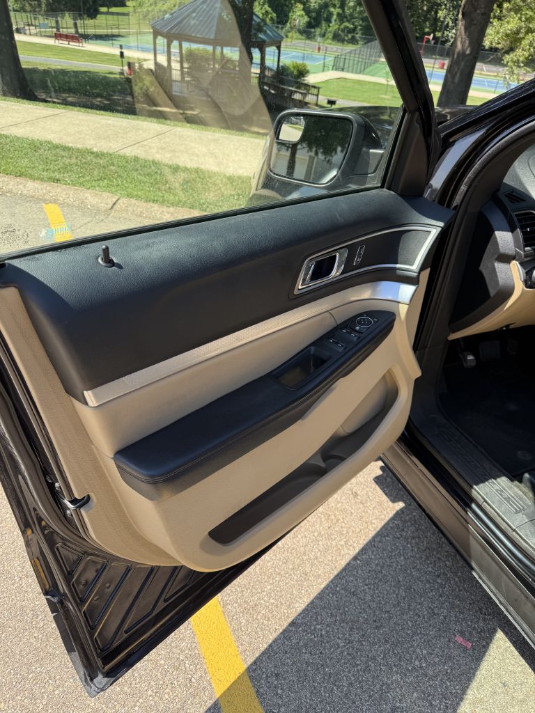 Photo 9 of this FORD EXPLORER