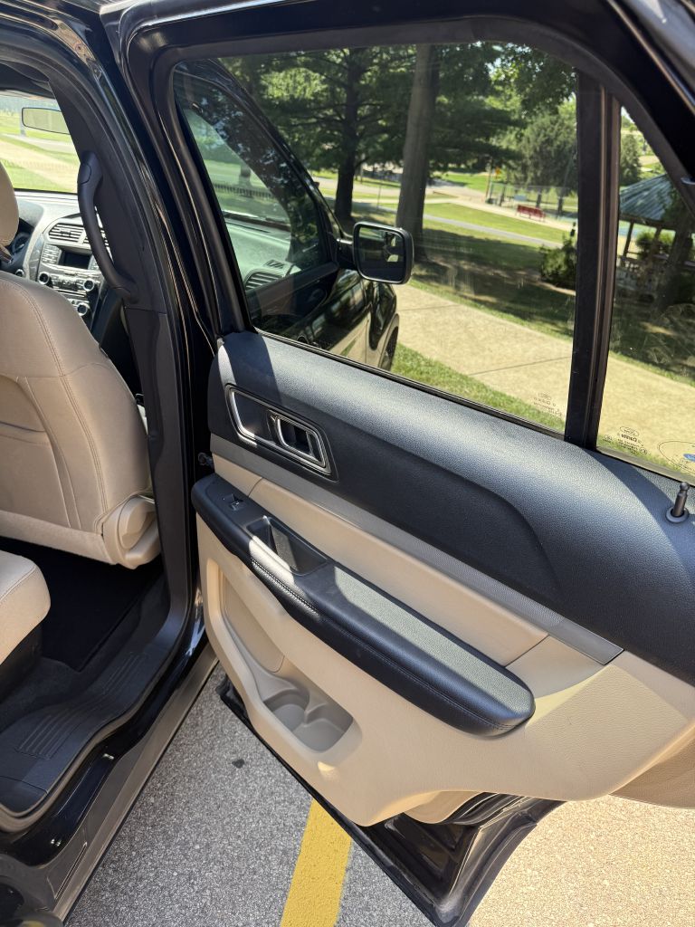 Photo 16 of this FORD EXPLORER
