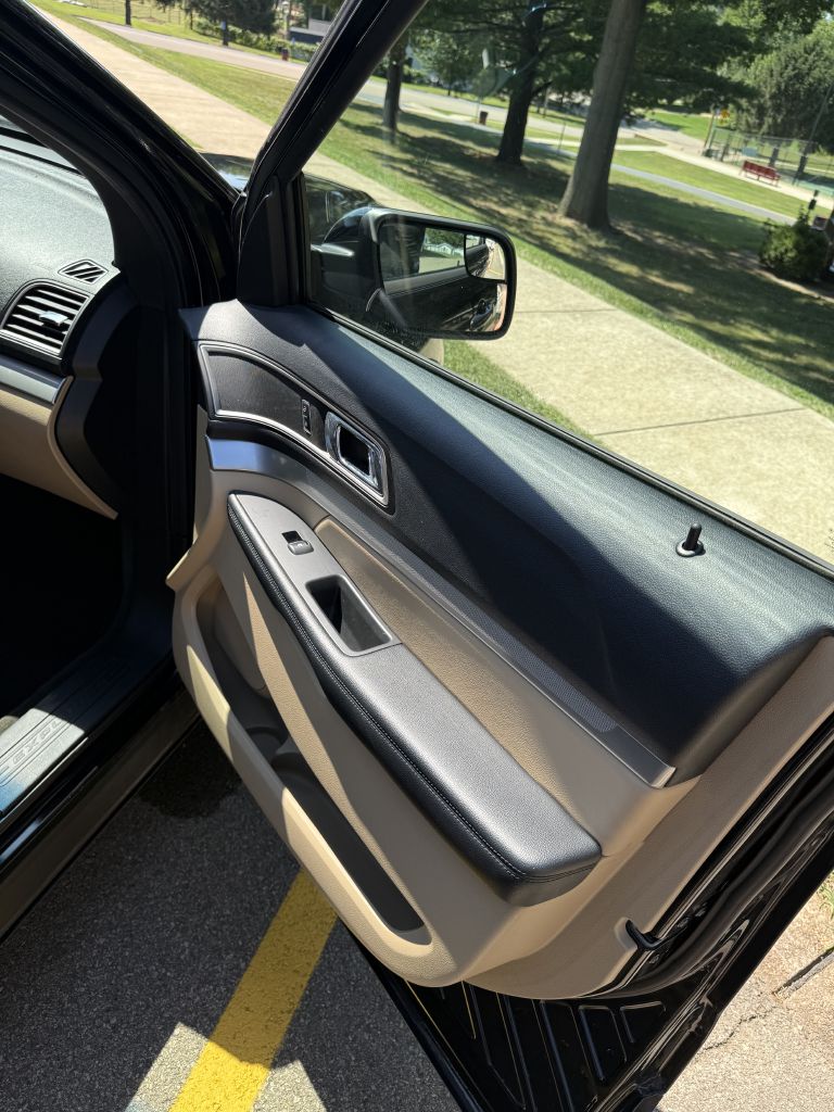 Photo 18 of this FORD EXPLORER