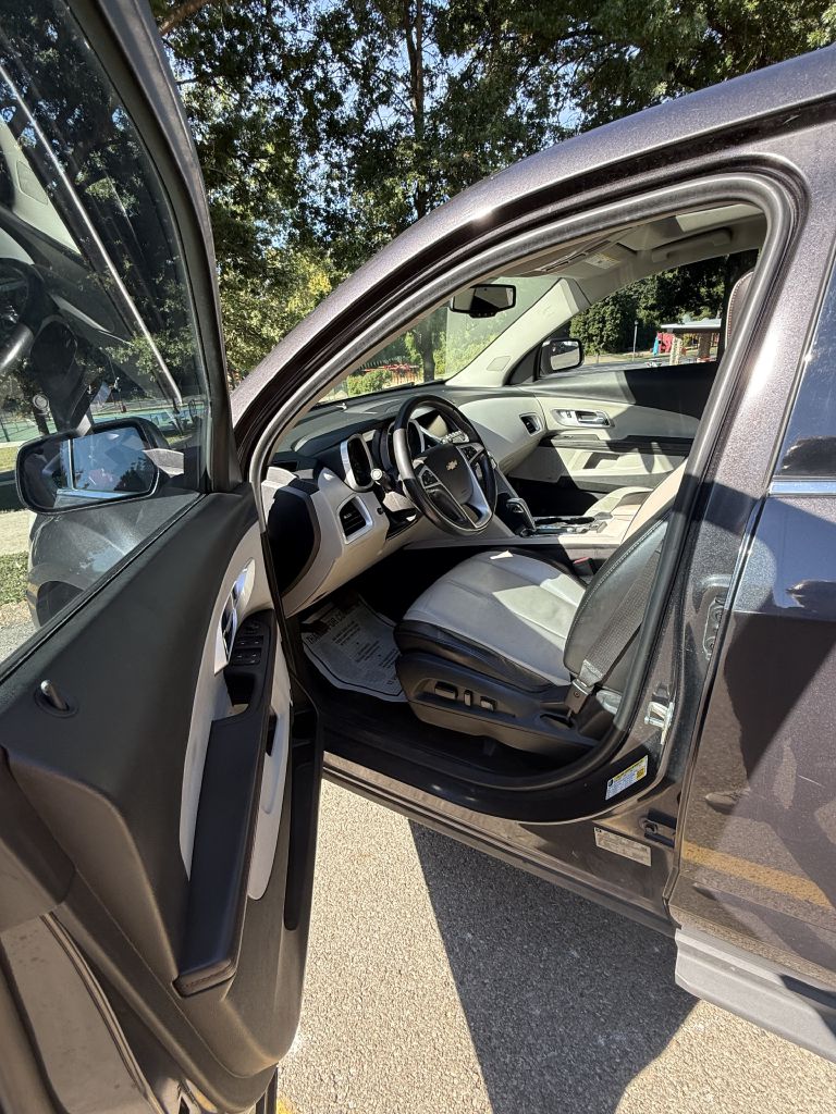 Photo 13 of this CHEVROLET EQUINOX