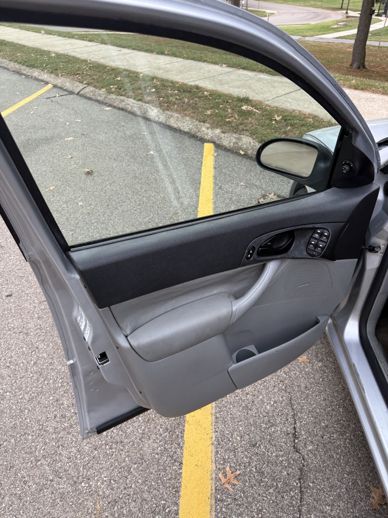 Photo 9 of this FORD FOCUS