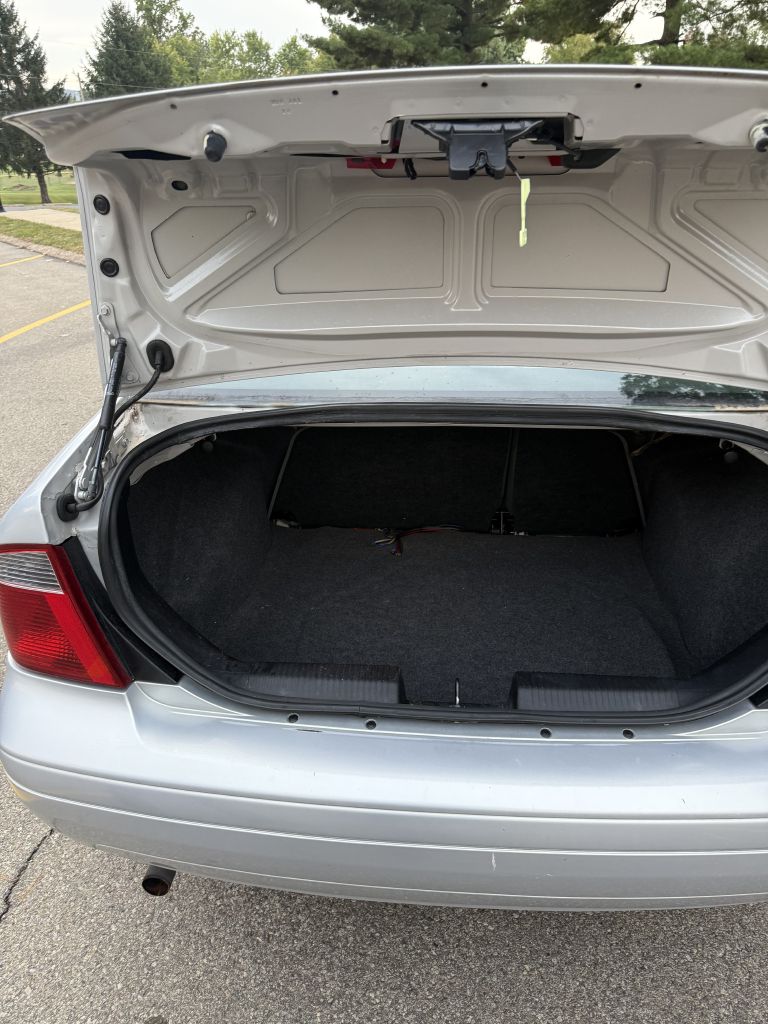 Photo 13 of this FORD FOCUS