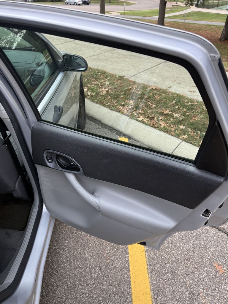 Photo 14 of this FORD FOCUS