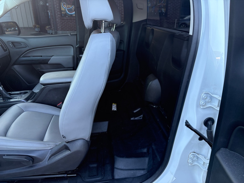 Photo 5 of this CHEVROLET COLORADO