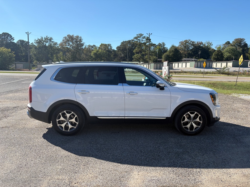 Photo 2 of this KIA TELLURIDE