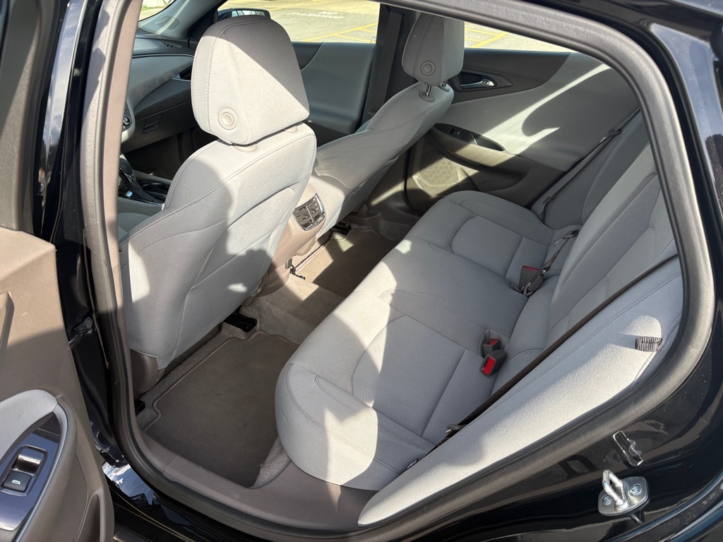 Photo 4 of this CHEVROLET MALIBU