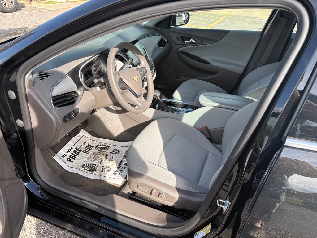 Photo 5 of this CHEVROLET MALIBU