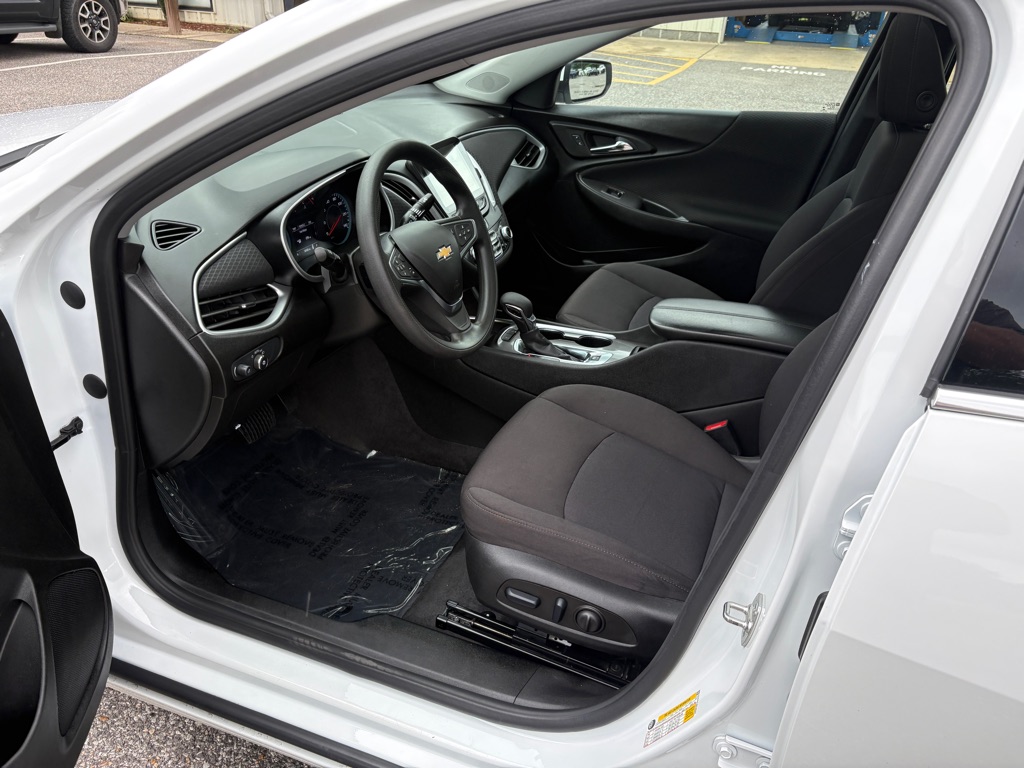 Photo 6 of this CHEVROLET MALIBU