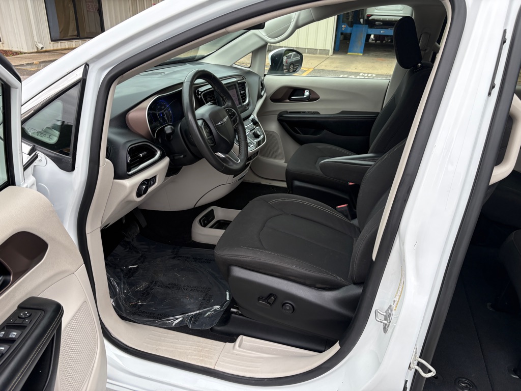 Photo 7 of this CHRYSLER VOYAGER