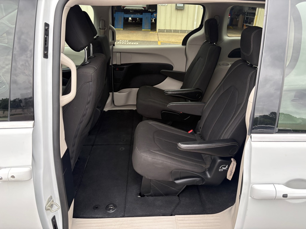 Photo 6 of this CHRYSLER VOYAGER