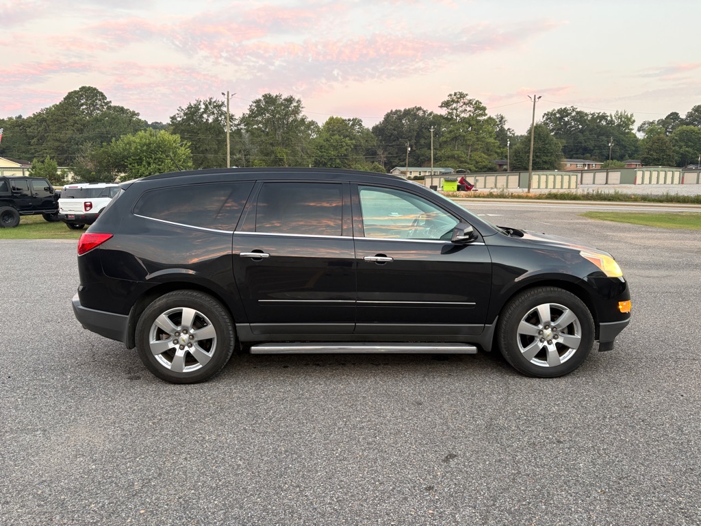 Photo 2 of this CHEVROLET TRAVERSE