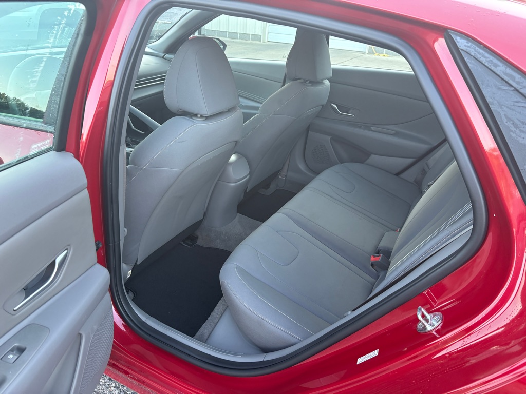 Photo 4 of this HYUNDAI ELANTRA