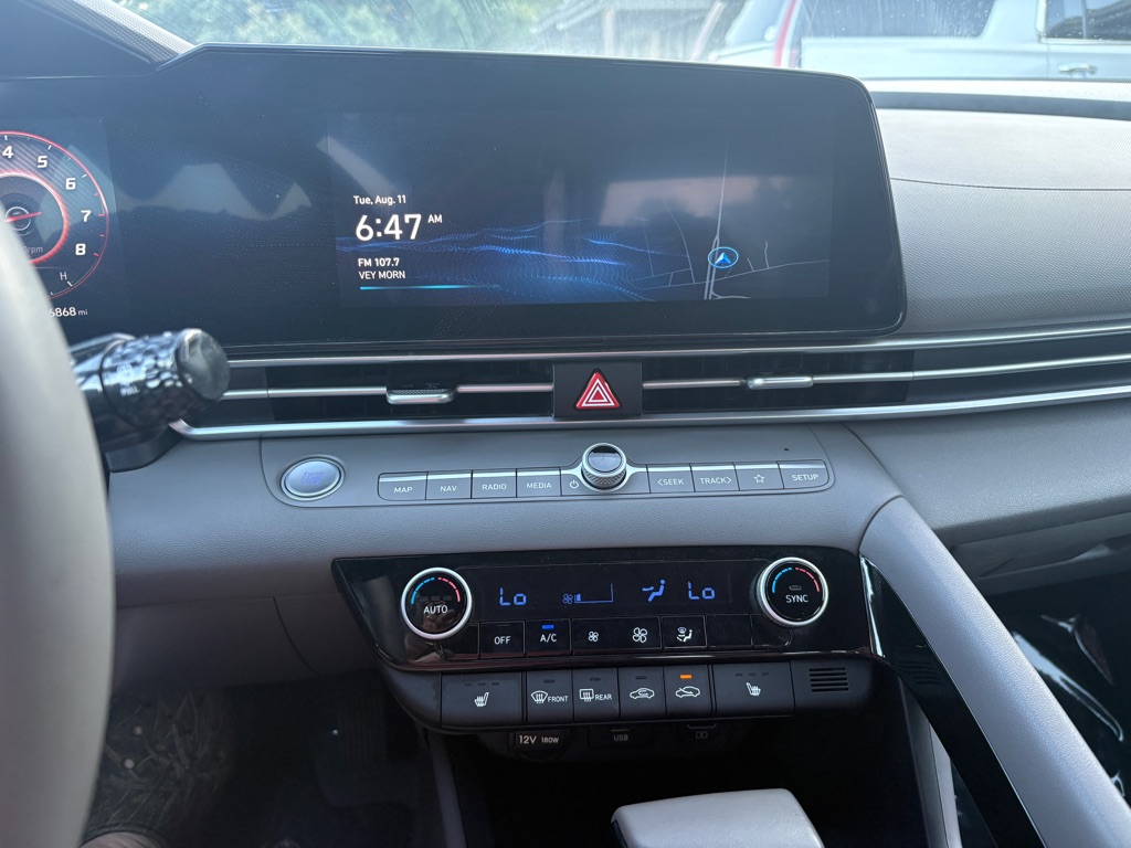 Photo 8 of this HYUNDAI ELANTRA