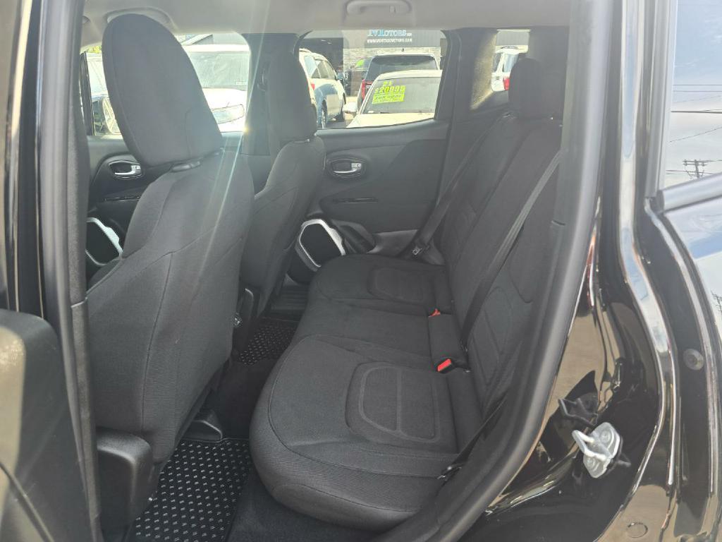 Photo 13 of this JEEP RENEGADE