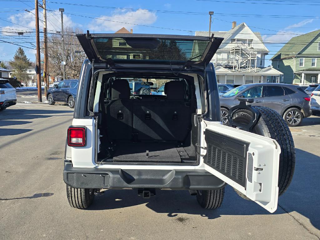 Photo 18 of this JEEP WRANGLER