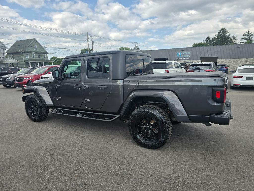 Photo 4 of this JEEP GLADIATOR
