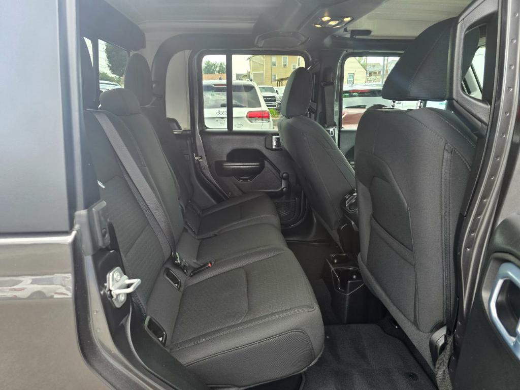 Photo 14 of this JEEP GLADIATOR