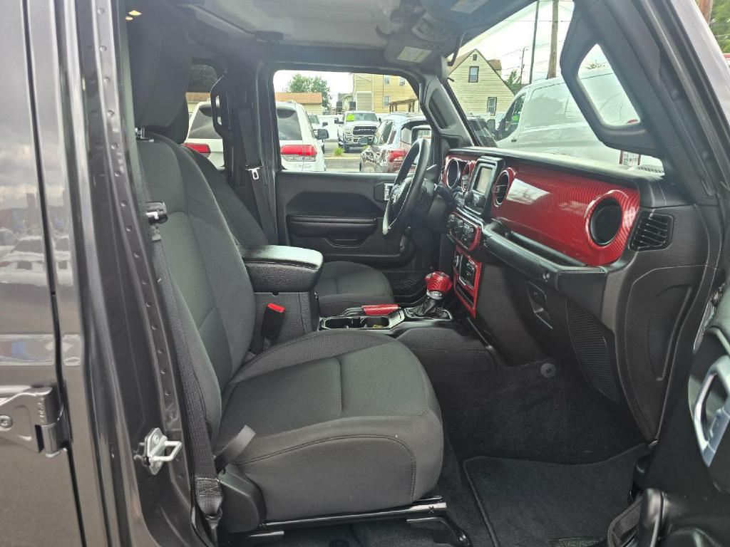 Photo 15 of this JEEP GLADIATOR