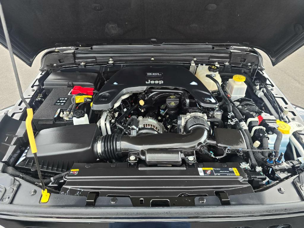 Photo 18 of this JEEP GLADIATOR