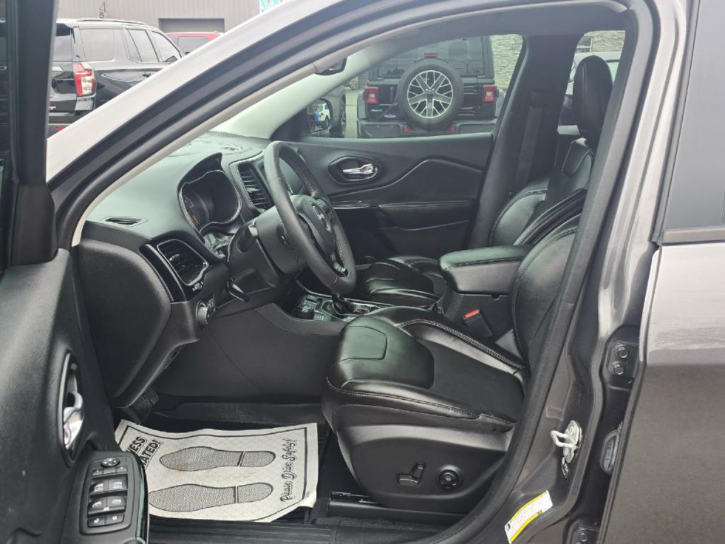 Photo 12 of this JEEP CHEROKEE
