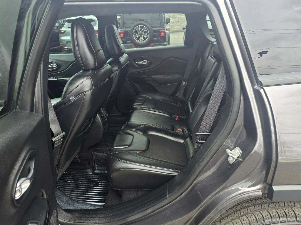 Photo 13 of this JEEP CHEROKEE