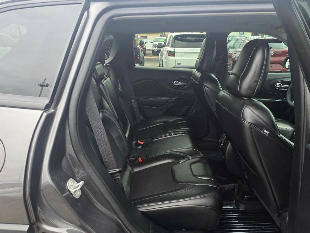 Photo 14 of this JEEP CHEROKEE
