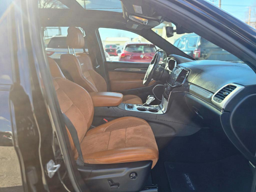 Photo 18 of this JEEP GRAND CHEROKEE
