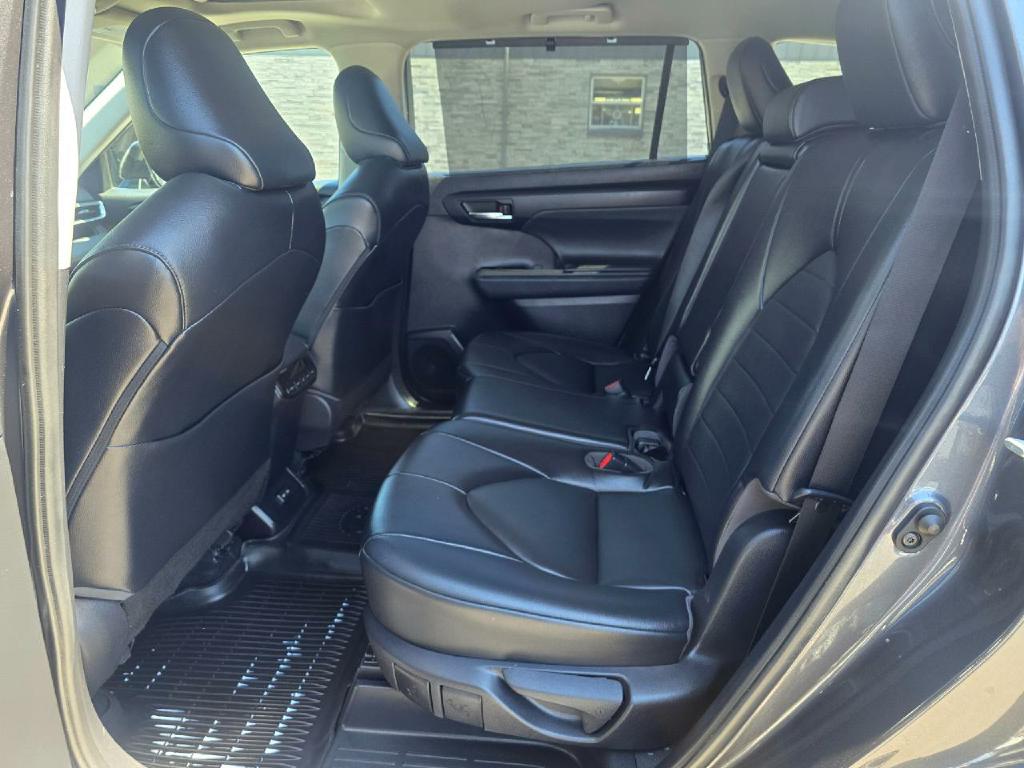 Photo 15 of this TOYOTA HIGHLANDER