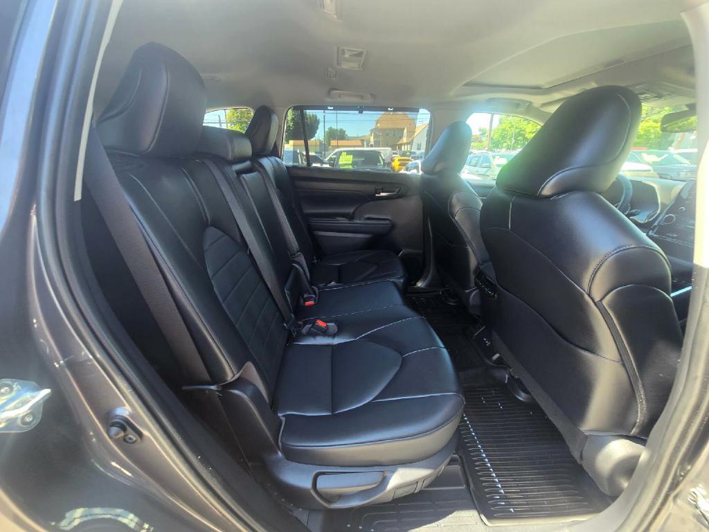 Photo 18 of this TOYOTA HIGHLANDER