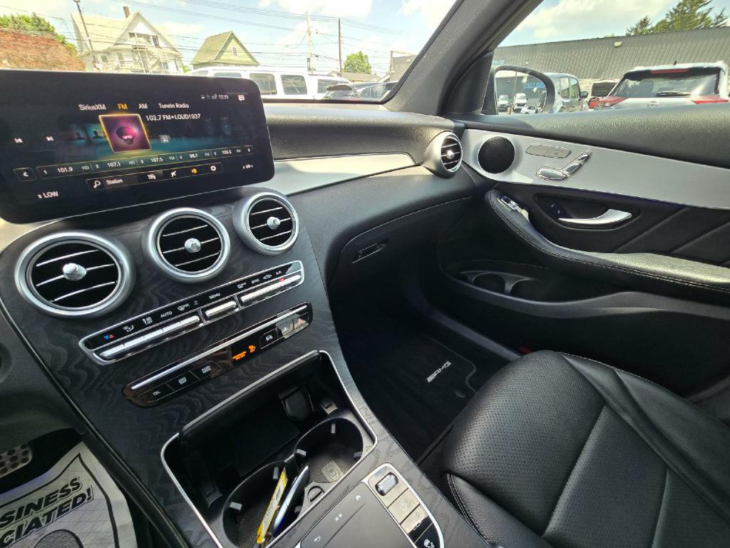 Photo 11 of this MERCEDES-BENZ GLC