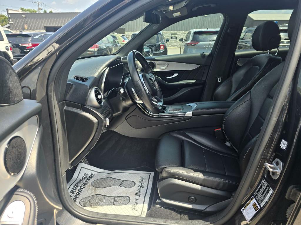 Photo 12 of this MERCEDES-BENZ GLC