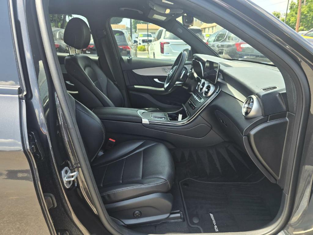 Photo 15 of this MERCEDES-BENZ GLC