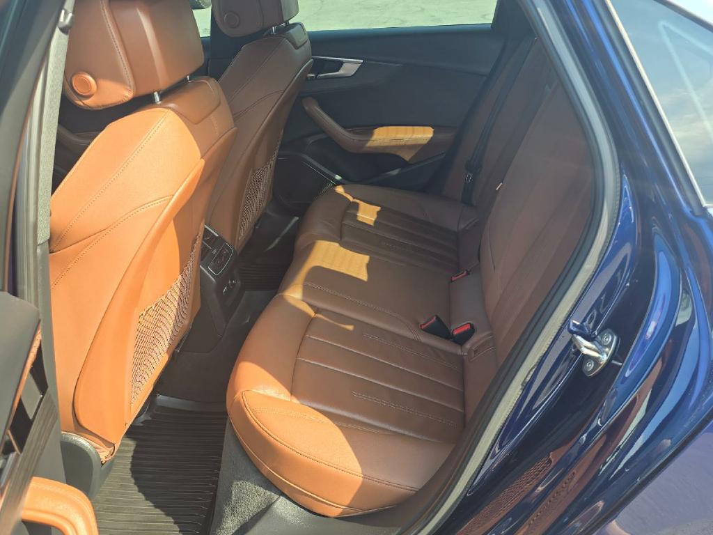 Photo 14 of this AUDI A4 SEDAN