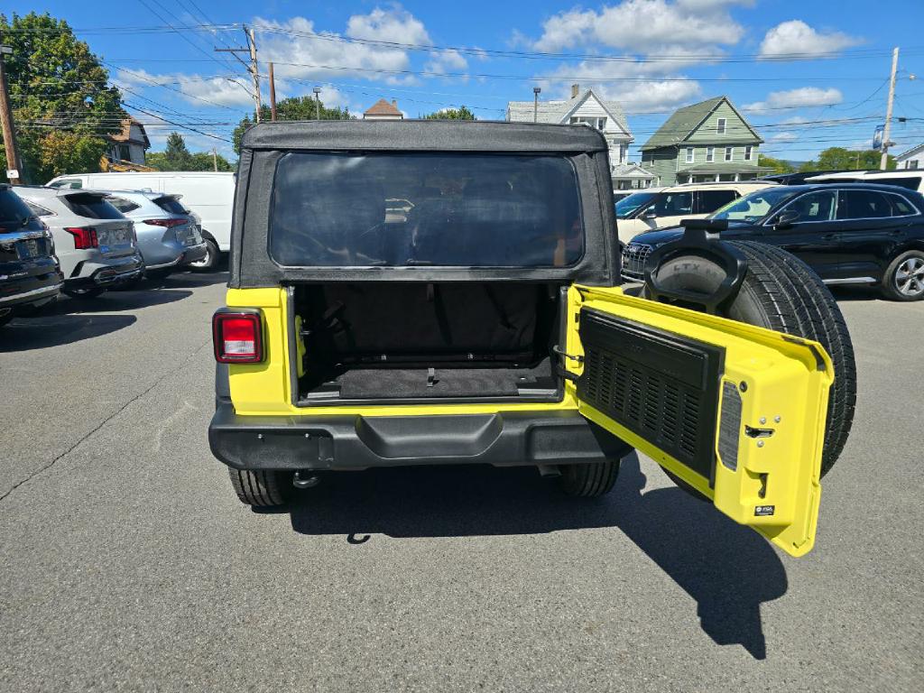 Photo 18 of this JEEP WRANGLER