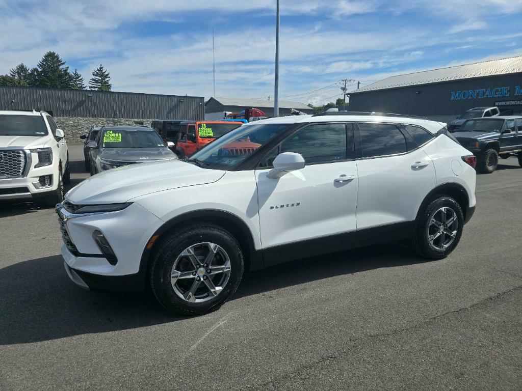 Photo 3 of this CHEVROLET BLAZER