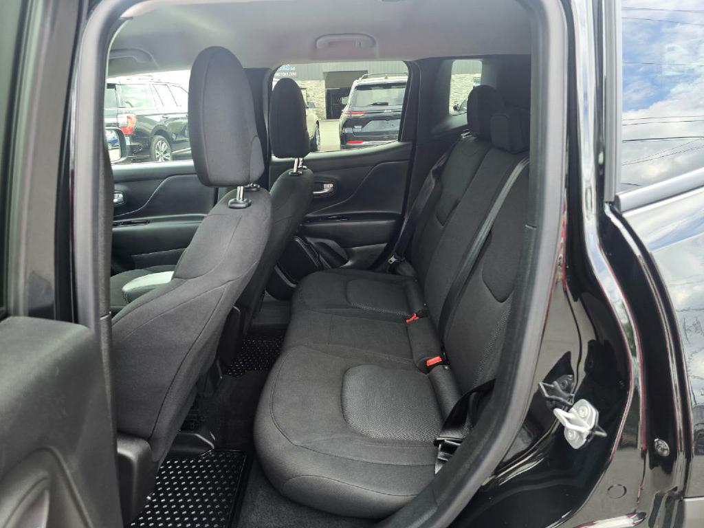 Photo 13 of this JEEP RENEGADE