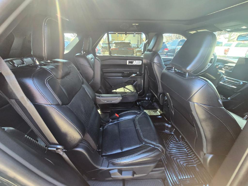 Photo 18 of this FORD EXPLORER