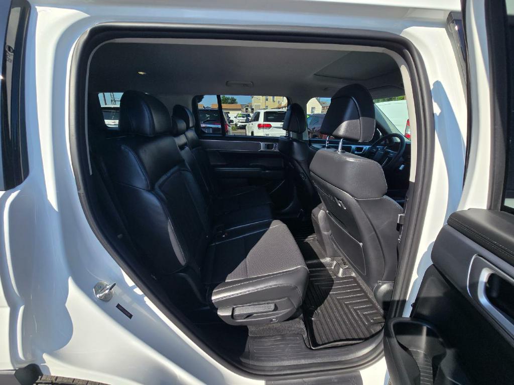Photo 18 of this HYUNDAI SANTA FE