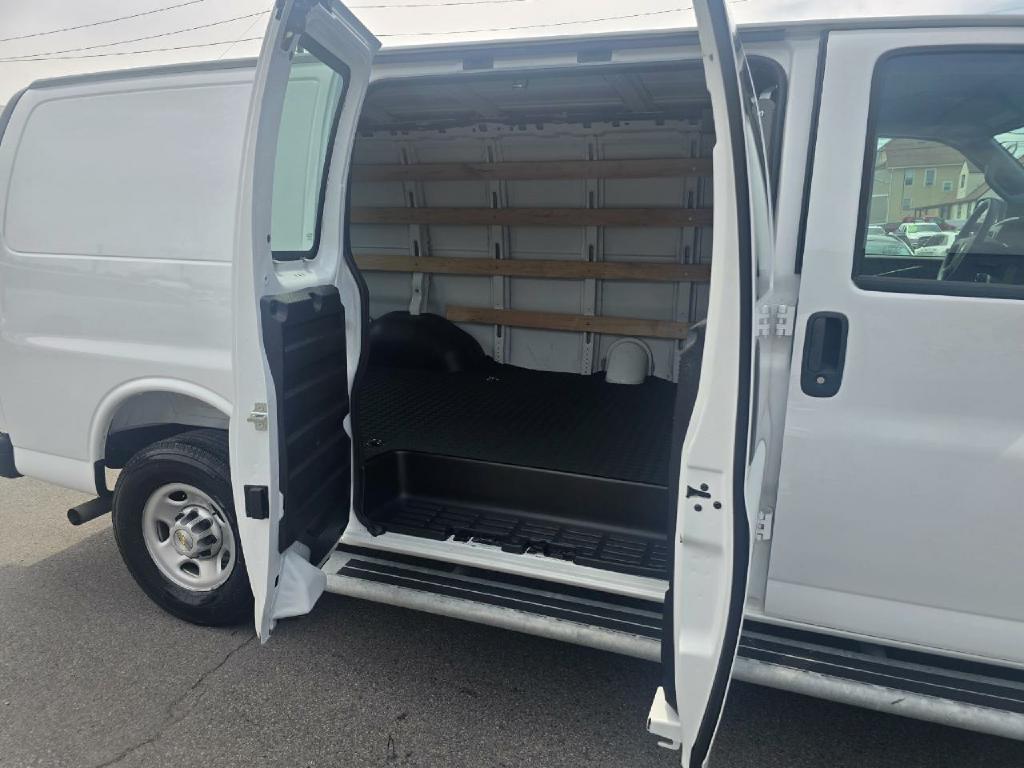 Photo 16 of this CHEVROLET EXPRESS CARGO V