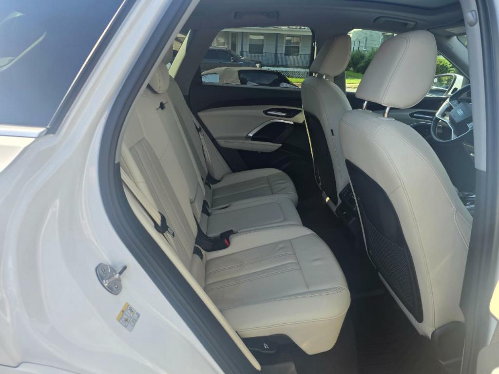 Photo 16 of this AUDI Q5