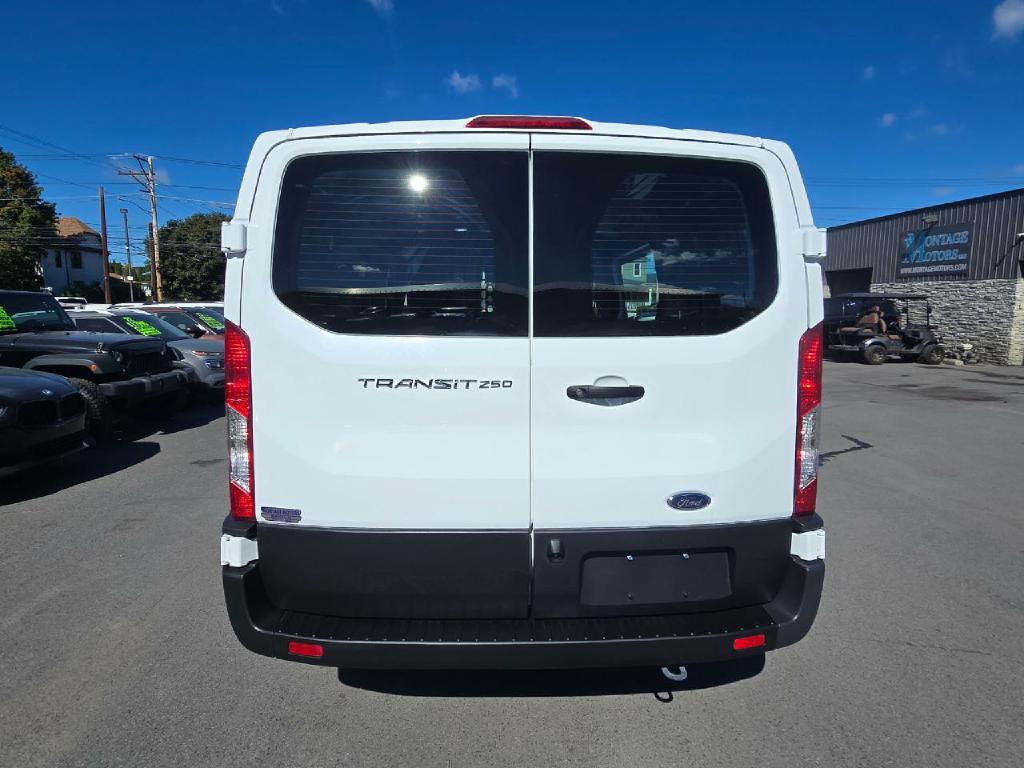 Photo 12 of this FORD TRANSIT CARGO V
